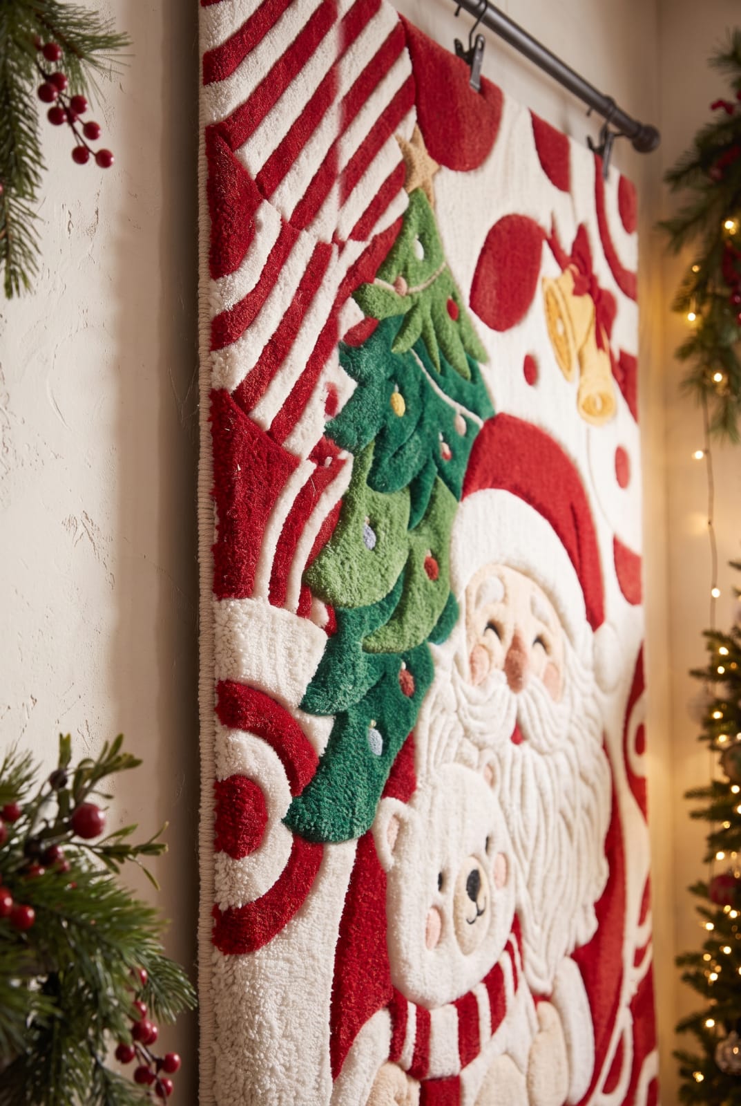 Hand-Tufted Wool Santa Claus & Polar Bear Holiday Rug - Red/White Festive Aesthetic Bedroom Area Carpet